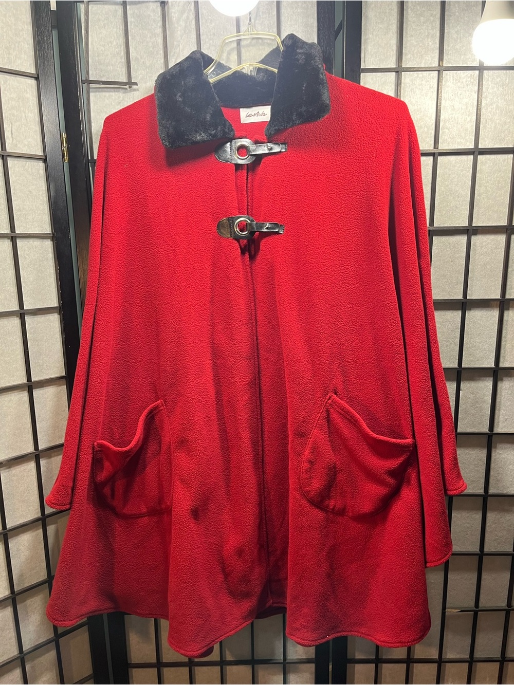 Le Moda red polyester cape with black faux fur collar and silver buckle 2x